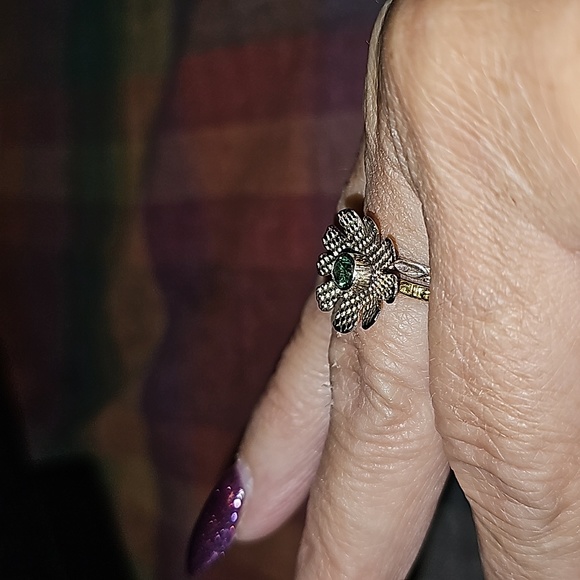 Green Tourmaline flower 🌼 ring - Picture 3 of 7